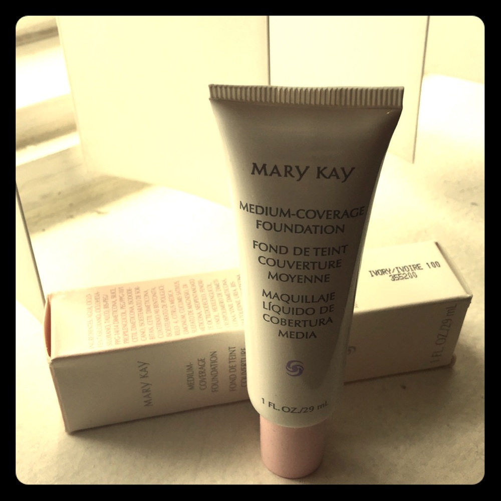 Medium-Coverage Foundation - Picture 2 of 2